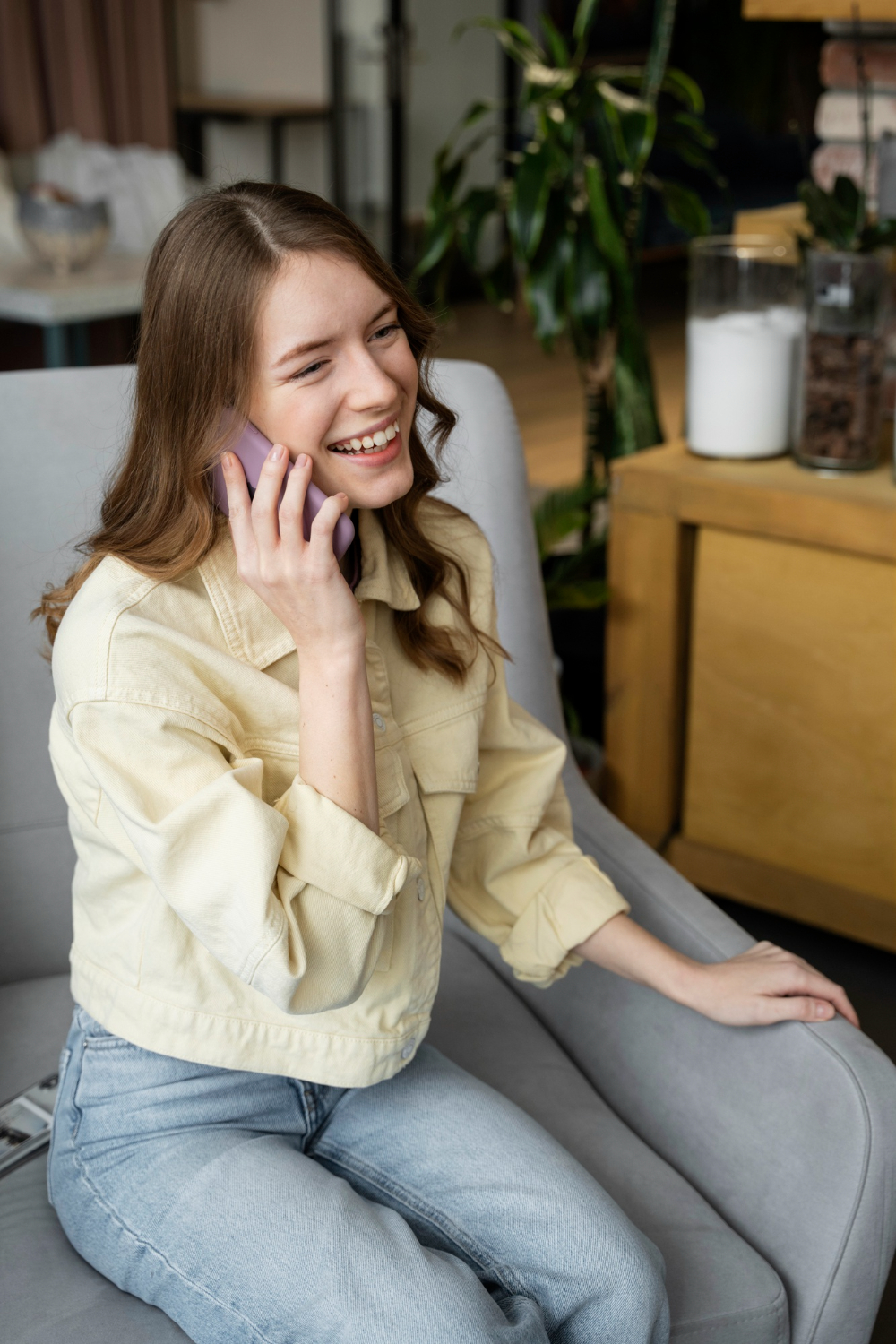 girl-talking-on-mobile